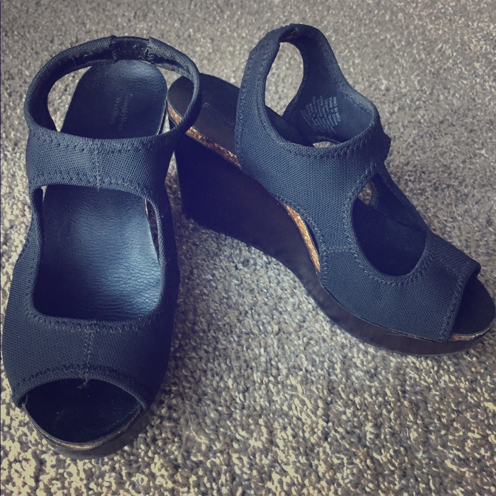 Simply Vera Wang black peep toe wedge